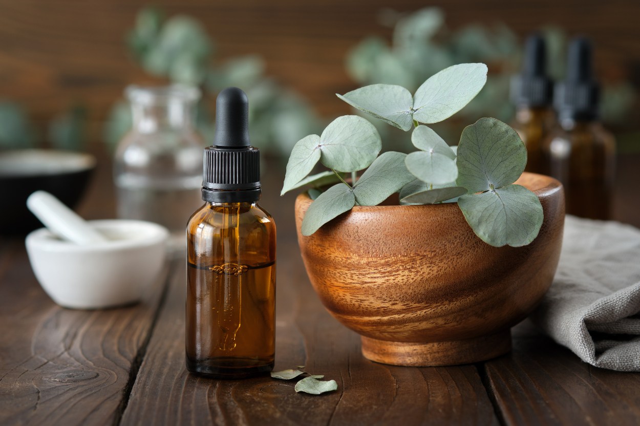 Aromatherapie mit ätherischem Öl, Hydrolaten und Basisölen